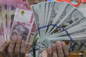 Rupiah Terdepresiasi, Minat Masyarakat Menyimpan Dolar AS di Perbankan Meningkat
