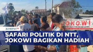 Safari Politik Jokowi di NTT: Disambut Warga, Pemimpin Bagikan Hadiah