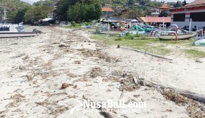 Sampah Kiriman Kembali Kepung Pesona Pantai Padangbai