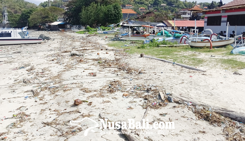 Sampah Kiriman Kembali Kepung Pesona Pantai Padangbai