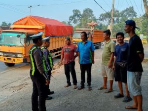Sat Lantas Polres Pesawaran Gencar Sosialisasi Penertiban Truk ODOL di Simpang Tugu Coklat untuk Tekan Angka Kecelakaan