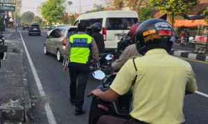 Satlantas Polresta Sleman Bergerak Cepat Evakuasi Korban Kecelakaan di Jalan Selatan Sarina Vidi