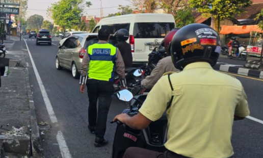 Satlantas Polresta Sleman Bergerak Cepat Evakuasi Korban Kecelakaan di Jalan Selatan Sarina Vidi