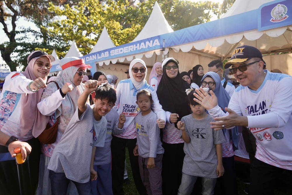 Sekda Sulsel Pantau Langsung Layanan Kesehatan Gratis, Warga Antusias Ikut Pemeriksaan di Acara Jalan Sehat Anti Mager