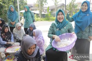 Tanjab Barat Berdayakan Ekonomi Masyarakat Melalui Pelatihan Pembuatan Kletek Udang