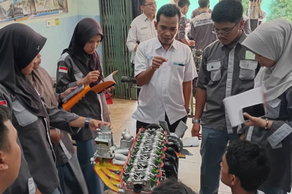 UNP Perbarui Metode Belajar Otomotif di MAN 2 Padang dengan Trainer Interaktif