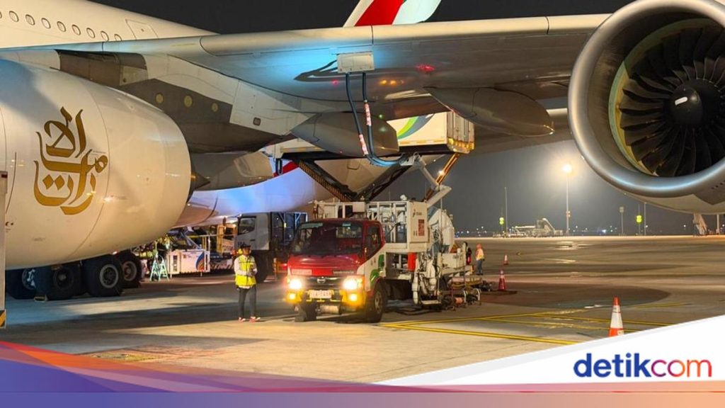 Airbus A380 Mendarat di Bandara Soetta dengan Muatan 92.901 Liter Avtur