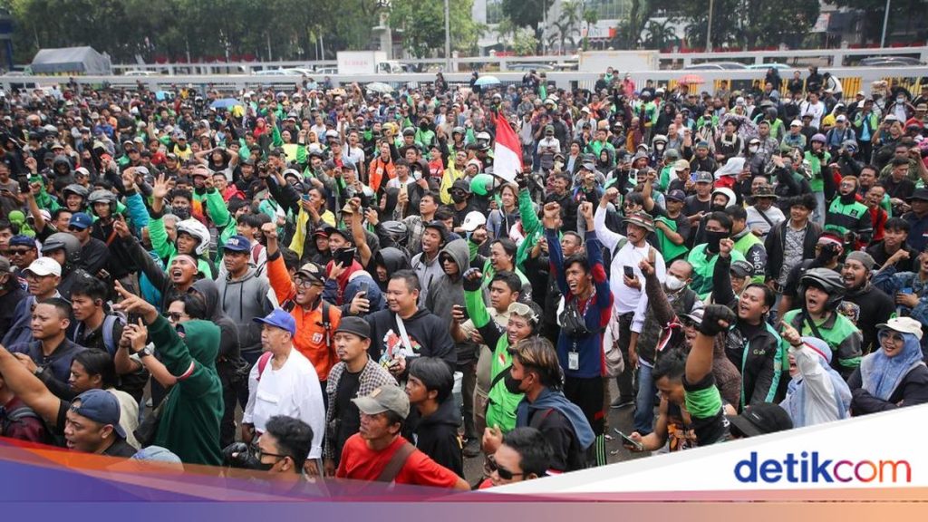 Aksi Massa di Depan Gedung DPR: Suara Rakyat untuk Perubahan