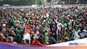Aksi Massa di Depan Gedung DPR: Suara Rakyat untuk Perubahan