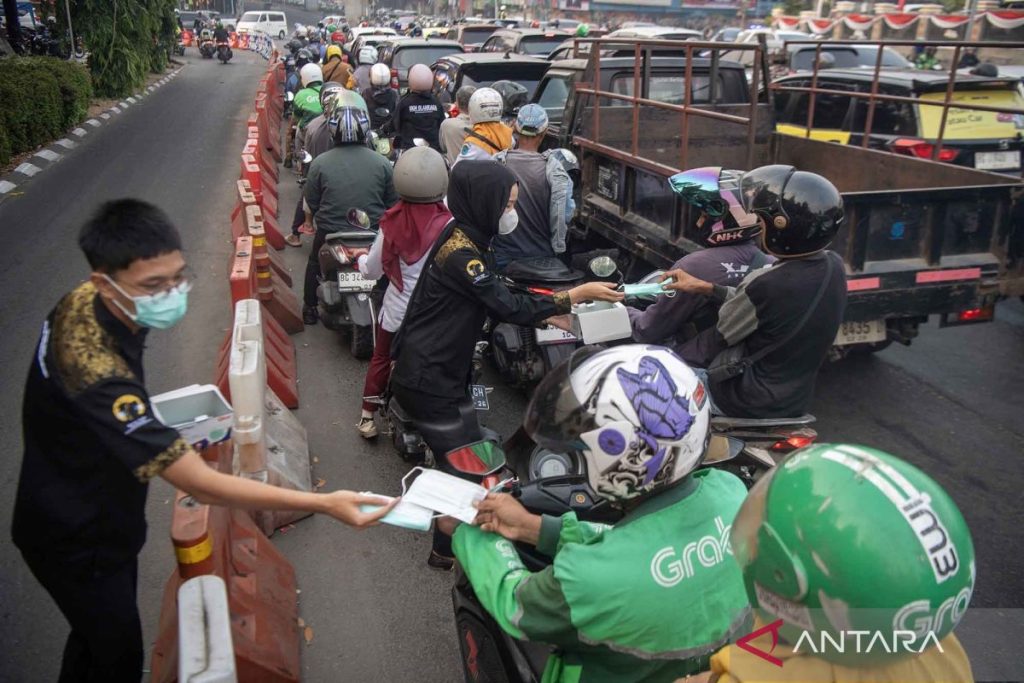 Antisipasi ISPA Akibat Asap Karhutla, Ribuan Masker Dibagikan di Palembang