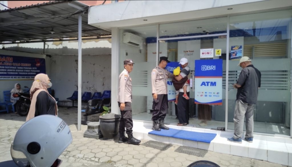 Antisipasi Penipuan Online, Polsek Nglegok Patroli di ATM Perbankan