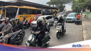 Aspirasi Warga Kramat Jati: Jalan Licin Pemicu Kecelakaan, Harapan akan Perbaikan Segera