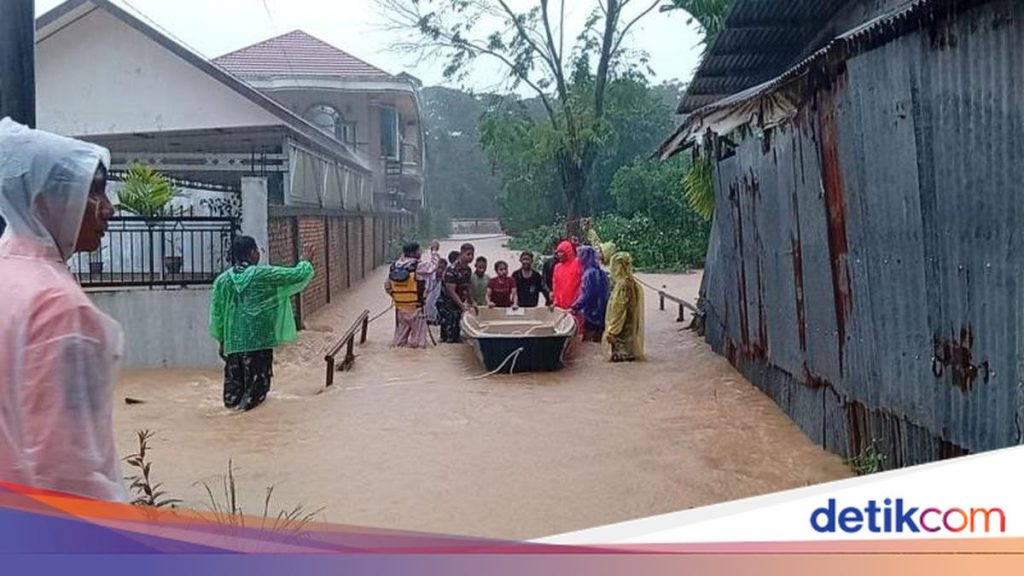 Banjir Bandang Terjang Padang, Hujan Deras Sebabkan Kendaraan Terseret Arus