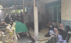 Bhabinkamtibmas Jagalan Sampaikan Belasungkawa ke Rumah Duka Remaja 17 Tahun Korban Kecelakaan