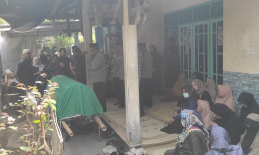 Bhabinkamtibmas Jagalan Sampaikan Belasungkawa ke Rumah Duka Remaja 17 Tahun Korban Kecelakaan