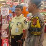 Bhabinkamtibmas Ngestiharjo Gencarkan Patroli ke Swalayan di Sonosewu Cegah Aksi Kriminalitas