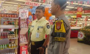 Bhabinkamtibmas Ngestiharjo Gencarkan Patroli ke Swalayan di Sonosewu Cegah Aksi Kriminalitas
