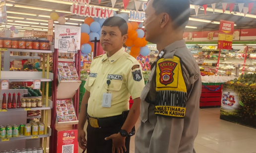 Bhabinkamtibmas Ngestiharjo Gencarkan Patroli ke Swalayan di Sonosewu Cegah Aksi Kriminalitas