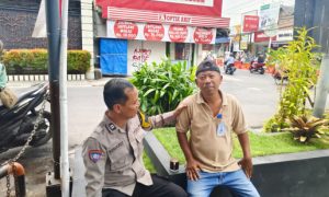 Bhabinkamtibmas Ngestiharjo Tingkatkan Patroli di Area Parkir Kampus untuk Cegah Curanmor dan Penipuan