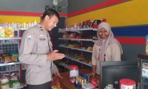 Bhabinkamtibmas Palbapang Gencar Patroli Minimarket, Ingatkan Warga soal Produk Kedaluwarsa dan Modus Penipuan QRIS