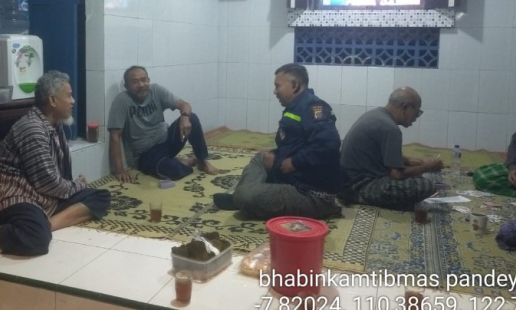 Bhabinkamtibmas Pandeyan Sambangi Poskamling RW 07 Sidikan, Ingatkan Warga Akan Bahaya Penipuan Online