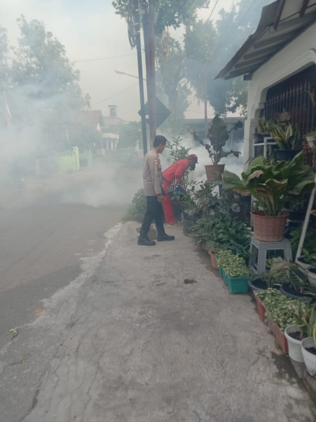Bhabinkamtibmas Rejomulyo Kediri Bantu Dinkes Lakukan Fogging untuk Cegah Penyakit