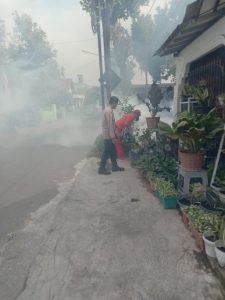 Bhabinkamtibmas Rejomulyo Kediri Bantu Dinkes Lakukan Fogging untuk Cegah Penyakit