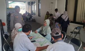 Bhabinkamtibmas Tegalpanggung Bantu Pemeriksaan Kesehatan untuk Lansia di Kantor Kelurahan