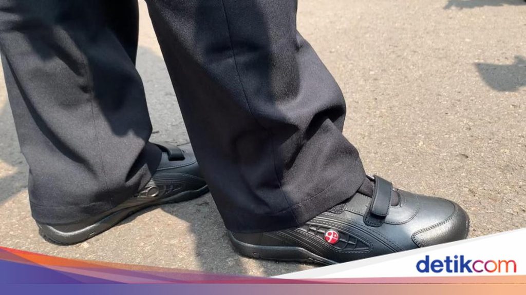 BRIN Kenalkan Sepatu Karya Sendiri ke Prabowo, Target Produksi Massal