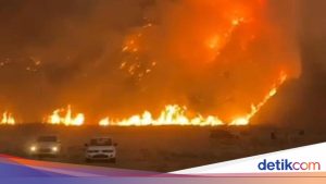 Bromo Tutup Total Akses Wisata Akibat Kebakaran yang Semakin Meluas