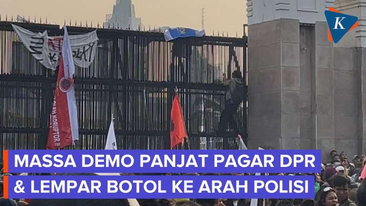 Demo di Depan Gedung DPR Ricuh, Massa Panjat Pagar dan Lempar Botol ke Polisi