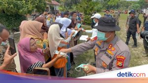 Dinkes dan Polda Riau Lakukan Pemeriksaan Kesehatan Warga Terpapar Asap Karhutla di Pelalawan