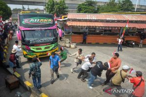 DKI Jakarta Rayakan HUT RI: Kuliner Gratis dan Lomba Tarik Bus Meriahkan Ibu Kota