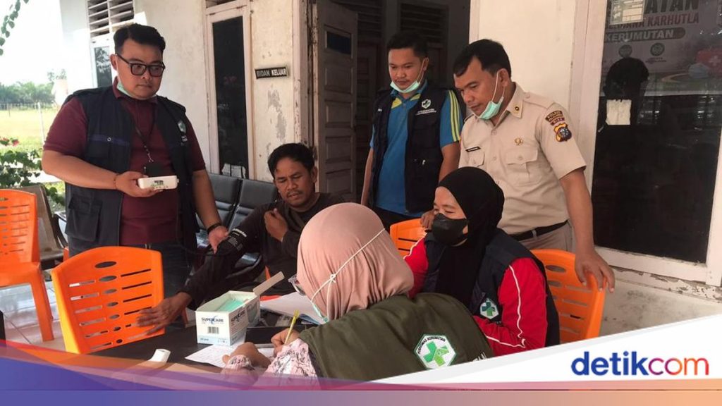 Dokkes Polda Riau Lakukan Pemeriksaan Kesehatan Rumah ke Rumah bagi Warga Terdampak Karhutla Kerumutan