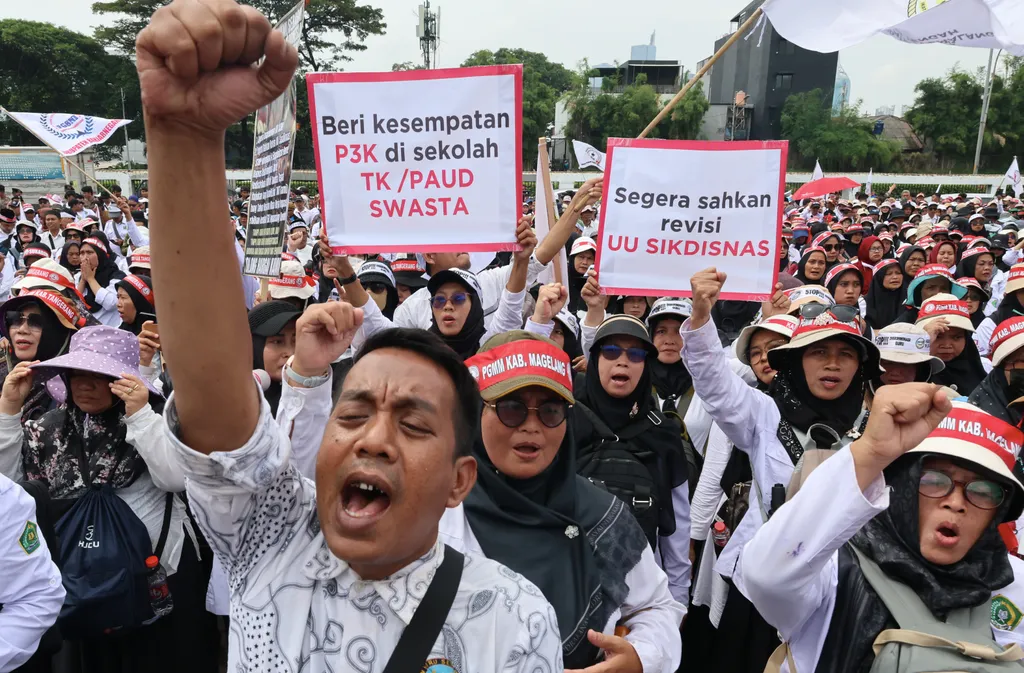 DPR Ajak Masyarakat Tetap Kritis Awal Demokrasi