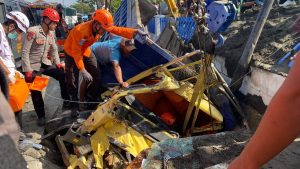 Dua Korban Terjepit Truk di Jalan Magelang Km 14,5 Selamat Dievakuasi