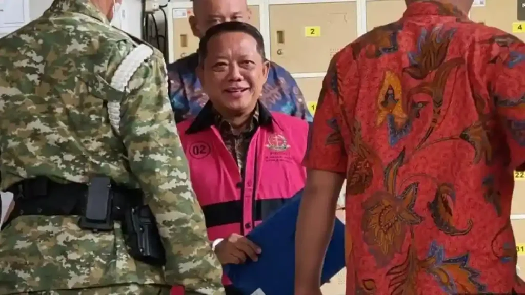 Eks Jampidsus Tersenyum Saat Dipindahkan dari Tahanan KPK ke Kejaksaan Agung