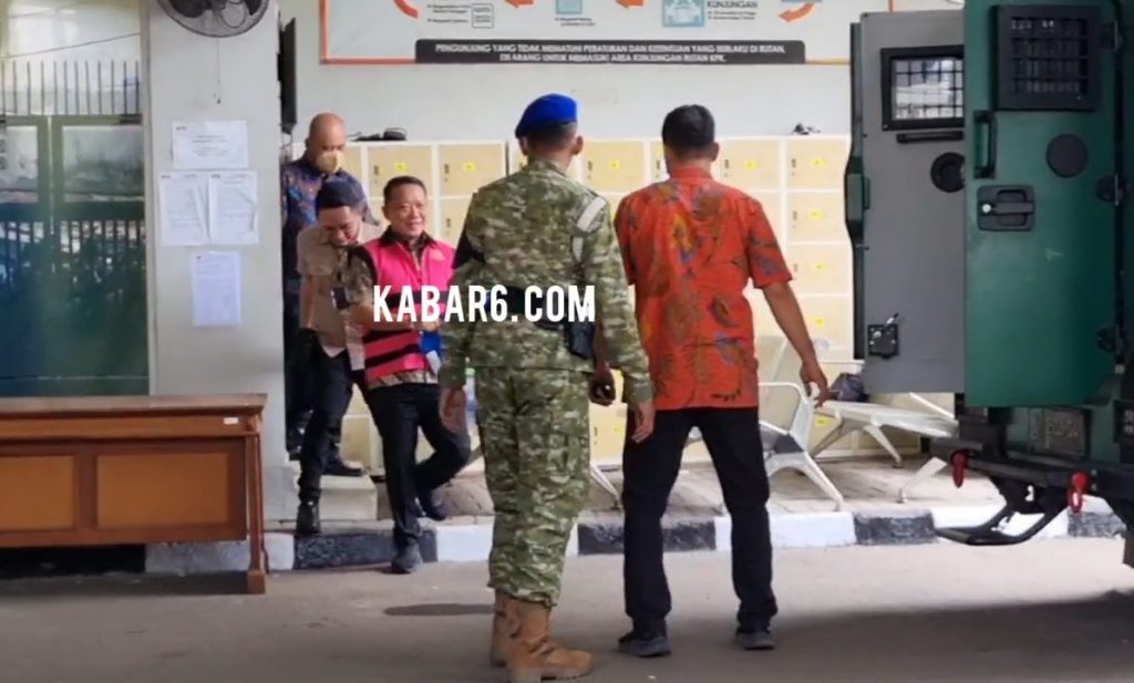 Febrie Dihadiahi Rompi Pink dan Diborgol Usai Salat Jumat Saat Dibawa ke Kejagung