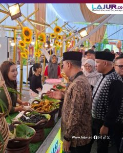 Gubernur ASR Cicipi Jajanan Khas di Pameran Kuliner Sultra Maimo 2026