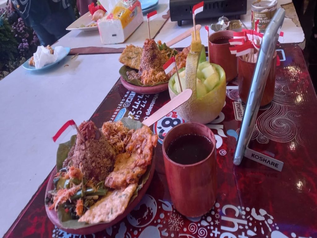 Jelajahi Kelezatan Kuliner di Sentra Wisata Kuliner (SWK) Surabaya: Inovasi Tahu Isi dengan Daun Singkong