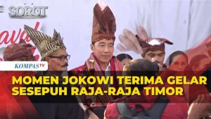 Jokowi Dapat Gelar Sesepuh Raja-Raja Timor dalam Kunjungan Politik ke NTT