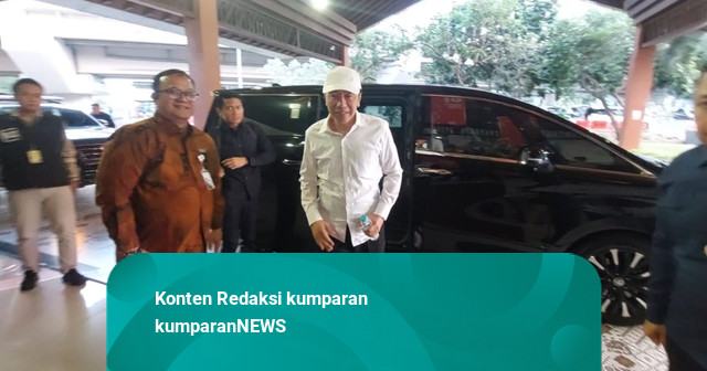 Jokowi Lakukan Kunjungan Politik di NTT, Temui Petani Rumput Laut di Pantai Oesina