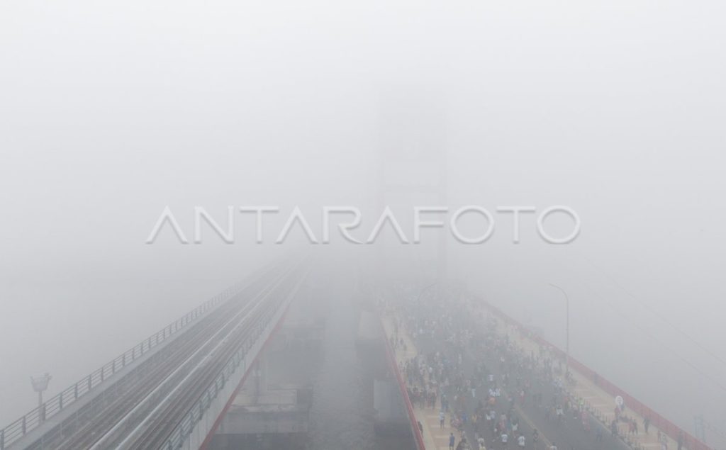Kabut Asap Selimuti Palembang Akibat Karhutla, Warga Terdampak