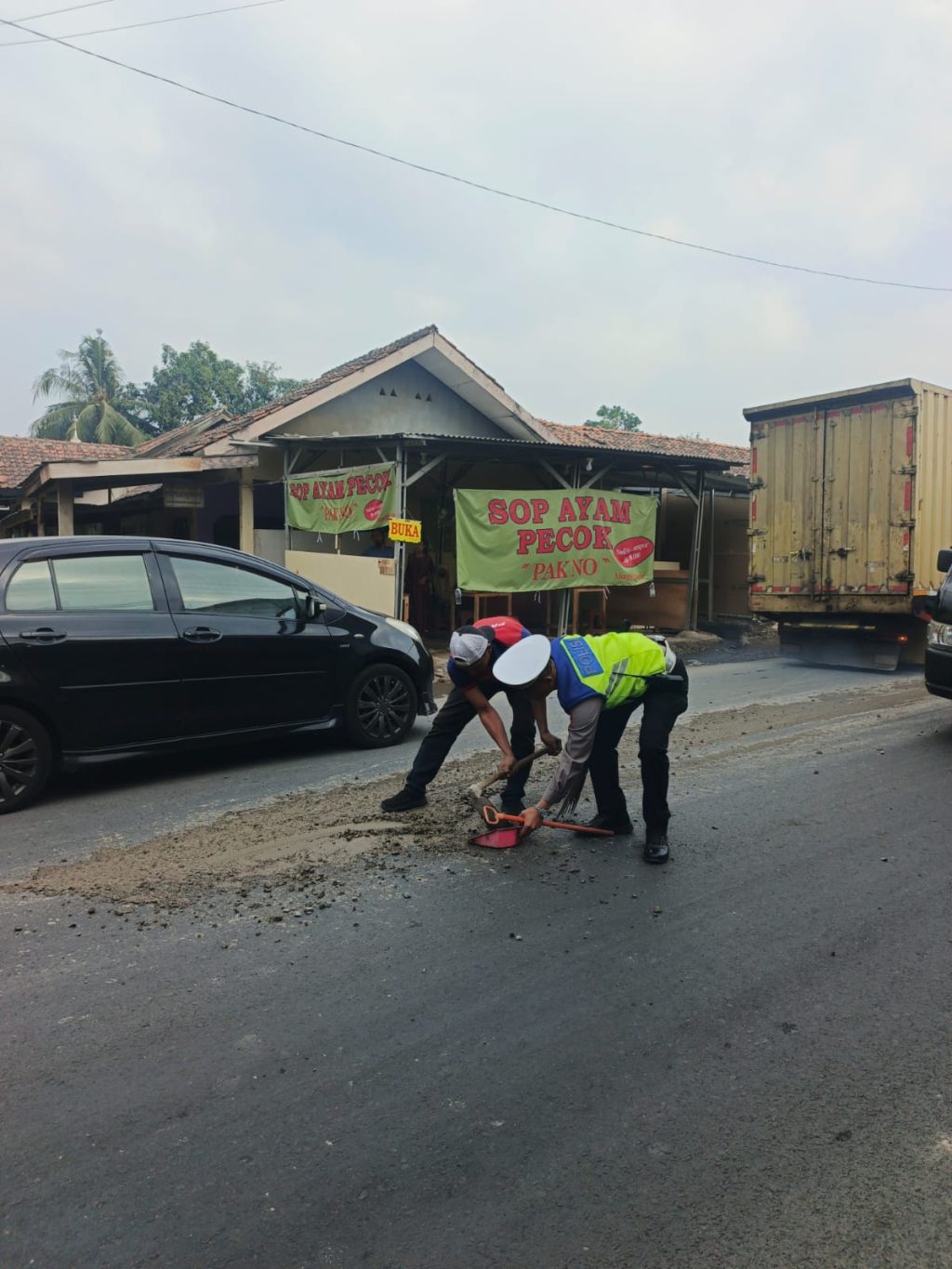 Kanit Lantas Polsek Serang Baru Bertindak Cepat: Bersihkan Tumpahan Semen demi Kelancaran Lalu Lintas