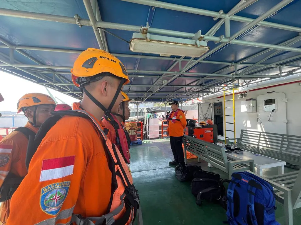 Kapal KMP Mutiara Sentosa II Terbakar di Laut Utara Madura, Penumpang Berhamburan ke Laut