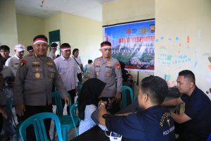 Kapolda Bengkulu Salurkan Bantuan Sembako dan Layanan Kesehatan bagi Petani di Curup