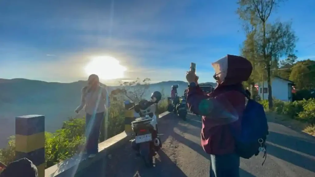Kebakaran Bromo Alihkan Wisatawan Blitar ke Pesona Ranu Regulo