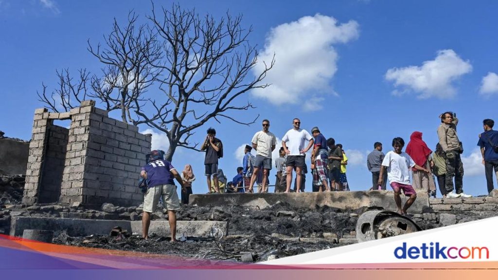 Kebakaran Hanguskan Desa Adat Sade: Rumah Tetua dan Warisan Budaya Ludes