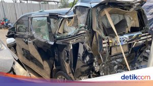 Kecelakaan Beruntun di Bojonegoro, Alphard Milik Kiai Anwar Zahid Ringsek