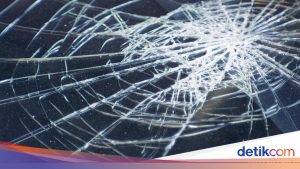 Kecelakaan Maut di Tol Cijago: Mobil Ringsek Usai Tabrak Truk yang Parkir di Bahu Jalan